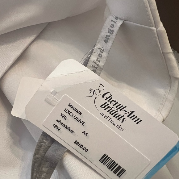 New wedding dress - Picture 8 of 12